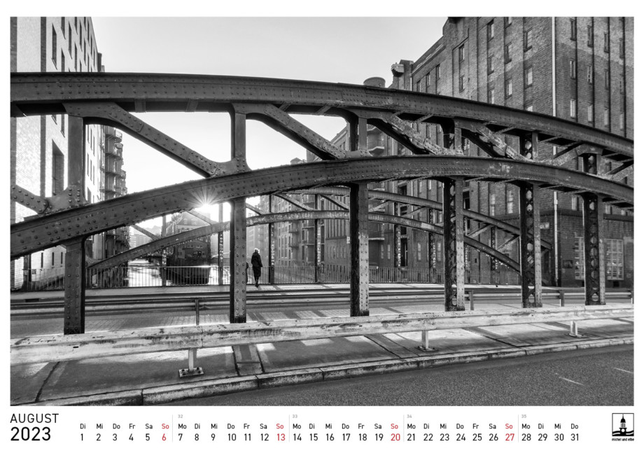 Hamburg-Foto-Kalender-2023-SW-michel-und-elbe_08